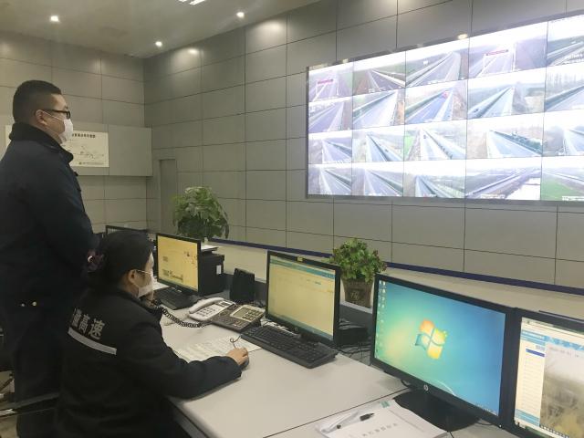 界阜蚌公司收費部部長李國森與妻子王曉麗春節(jié)堅守崗位，共戰(zhàn)疫情。.jpg