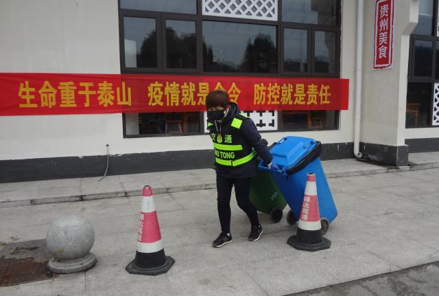 1580870330113659.jpg 休寧服務區(qū)余薇正在清運垃圾.JPG