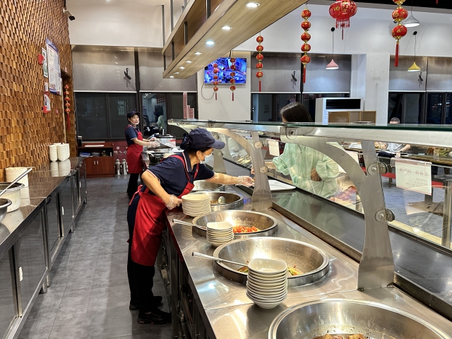 9月29日晚間，為保障國(guó)慶假期，豐樂服務(wù)區(qū)餐廳延長(zhǎng)營(yíng)業(yè)時(shí)間3.jpg
